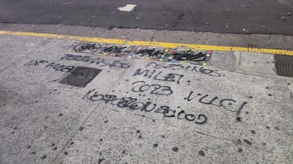 Esta mañana aparecieron vandalizadas las baldosas de la memoria en la puerta de la Escuela Superior de Comercio Carlos Pellegrini, dependiente de la Universidad de Buenos Aires