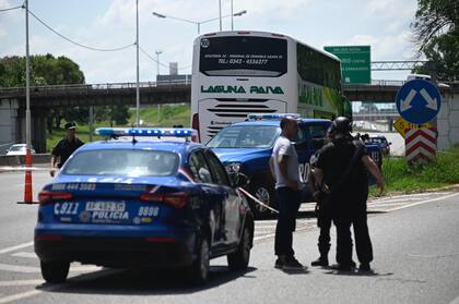 Esta mañana cerca del mediodía atacaron a tiros a dos colectivos que transportaban agentes del servicio penitenciario de Santa Fe en la avenida circunvalación de Rosario, resultó con heridas leves uno de los policías