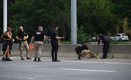 Esta mañana cerca del mediodía atacaron a tiros a dos colectivos que transportaban agentes del servicio penitenciario de Santa Fe en la avenida circunvalación de Rosario, resultó con heridas leves uno de los policías