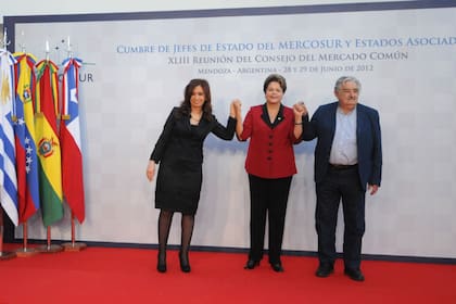 Con la crisis en Paraguay como tema central de las discusiones, Cristina Kirchner se reúne en Mendoza a sus pares de Brasil, Dilma Rousseff, y de Uruguay, José Mujica. También participan Ecuador, Chile, Perú y Venezuela