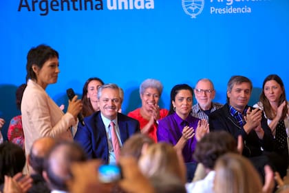 Mayra Mendoza, Alberto Fernández, Luana Volnovich y Maximo Kirchner