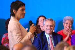 Esta manana el presidente Alberto Fernandez anuncio el nuevo vademecum de medicamentos esenciales gratuitos para afiliados del PAMI. Estuvieron presentes la titular del PAMI, Luana Volnovich, y la intendenta de Quilmes, Mayra Mendoza, el diputado Maximo Kirchner 2020