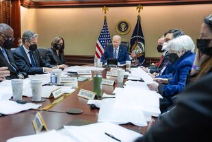 Esta mañana, el presidente Biden convocó una reunión del Consejo de Seguridad Nacional en la Sala de Situación de la Casa Blanca para discutir el ataque no provocado e injustificado contra Ucrania.