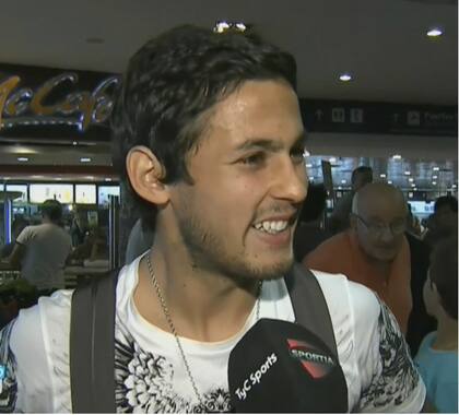 Esta maana en el aeropuerto de Ezeiza el jugador lleg como el primer refuerzo de Racing