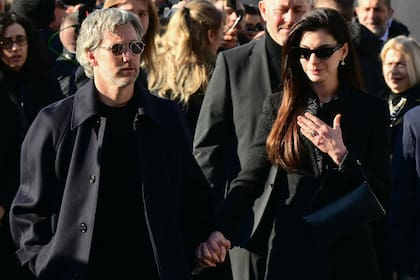 Esta mañana, en la Basílica de Santa María de los Ángeles y los Mártires en la Plaza de la República romana, se realizó el funeral de Valentino Garavani, el célebre diseñador de moda italiano que conquistó Hollywood y dejó una huella imborrable en la industria. A la cita acudieron varias figuras del mundo del espectáculo, entre las que se destacó Anne Hathaway. La actriz llegó al lugar acompañada por su marido, el también actor Adam Shulman