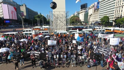 Esta mañana, los docentes y padres de institutos de educación especial marcharon en el Obelisco