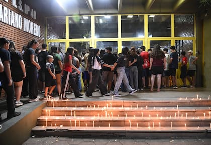 Esta mañana un chico llegó a la escuela Mariano Moreno armado con una escopeta y disparó a varios compañeros en la localidad de San Cristóbal, al norte de Santa Fe, como resultado hay una víctima fatal y algunos heridos. A la noche alumnos de la escuela , padres y vecinos prendieron velas en homenaje al chico asesinado