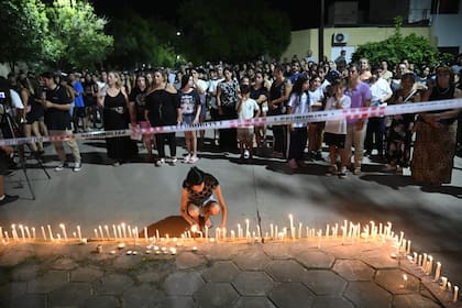 Esta mañana un chico llegó a la escuela Mariano Moreno armado con una escopeta y disparó a varios compañeros en la localidad de San Cristóbal, al norte de Santa Fe, como resultado hay una víctima fatal y algunos heridos. A la noche alumnos de la escuela , padres y vecinos prendieron velas en homenaje al chico asesinado