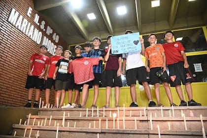 Esta mañana un chico llegó a la escuela Mariano Moreno armado con una escopeta y disparó a varios compañeros en la localidad de San Cristóbal, al norte de Santa Fe, como resultado hay una víctima fatal y algunos heridos. A la noche alumnos de la escuela , padres y vecinos prendieron velas en homenaje al chico asesinado