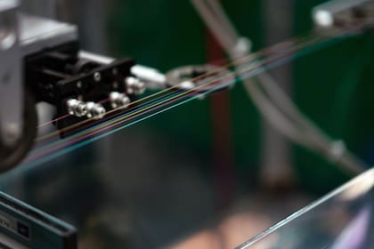 Esta máquina va transformando el vidrio en fibra óptica