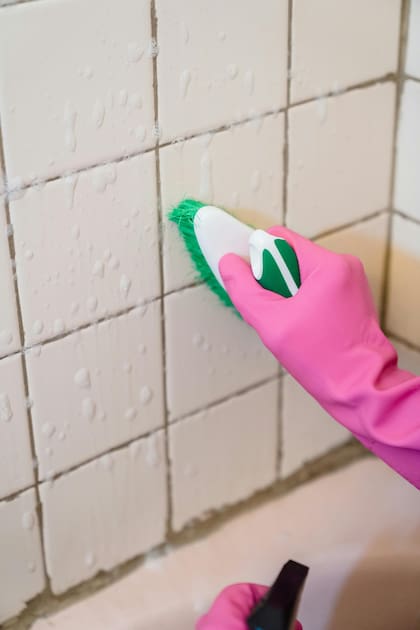 Esta mezcla es ideal para limpiar azulejos y juntas de la ducha, cortinas de baño de plástico, puertas de vidrio y superficies de acero inoxidable