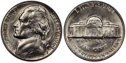 Esta moneda de cinco centavos cuenta con una tez brillante de color blanco platino y un brillo nacarado en cada lado