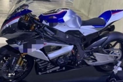 Esta motocicleta cuenta con 215 caballos de fuerza. Su cilindraje es de 999 cc