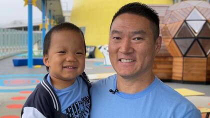 "Está muy bien. Hemos visto que ha progresado en el habla y la movilidad. En solo tres meses ha madurado", dice Ricky, el padre de Oliver