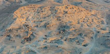 Esta necrópolis se erigió sobre la ladera de la montaña tebana durante la dinastía XI