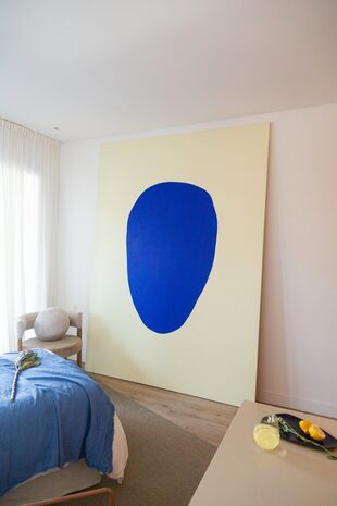 Esta obra de Magalí Milkis tiene 260x200 cm y fue seleccionada para una de las habitaciones del espacio de Estudio Trama