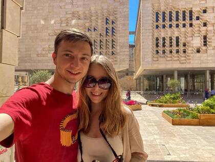 Esta pareja viaja por el mundo a tiempo completo y revela cómo le hicieron