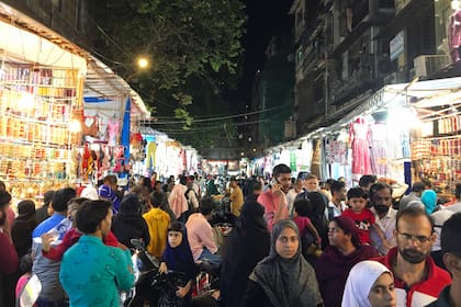"Esta parte del mundo está sobrepoblada y eso genera más polución, más mugre y también más dificultad para moverse de un lado a otro". (Foto: Mohammed Ali Road, Mumbai)