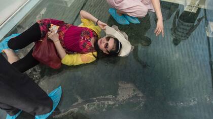 Esta pasarela situada en un paisaje de montañas en la provincia de Hunan, en el sur de China