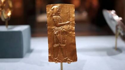 Esta placa de un sacerdote fue exhibida en el Museo Metropolitano de Arte de Nueva York como parte de la exposición "El Cilindro de Ciro y la Persia antigua", en 2013