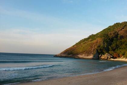 Esta playa no cuenta con accesos a colectivos de línea ya que están prohibidos en esa zona por lo que se recomienda ir en auto, taxi o Uber.