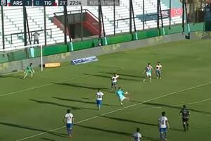 Está por salir el derechazo de Tiago Banega para cerrar la jugada del 2-0 de Arsenal a Tigre: el gol de la fecha