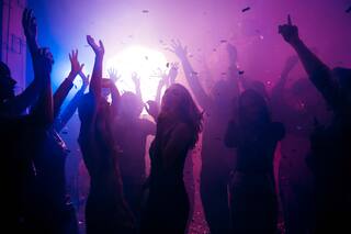 Tiene prisión domiciliaria y organizó una fiesta clandestina para más de 300 personas en su casa