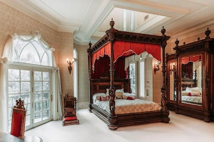 Esta propiedad de estilo medieval fue listada por primera vez en noviembre de 2022 por US$2,5 millones, pero su precio se redujo a US$2,35 millones.