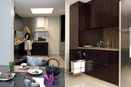 Esta propuesta de cocina apuesta al negro para conseguir un efecto moderno y despojado. El buen sistema de iluminación es el garante de un espacio cálida y luminosa