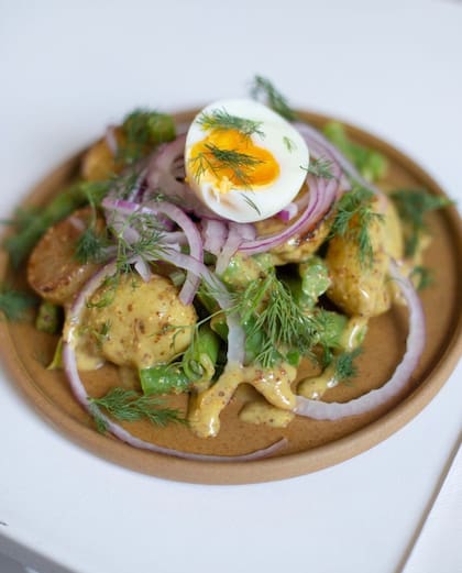 Esta propuesta es una gran vuelta de tuerca a la clásica ensalada de papa y huevo.