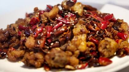 Esta receta oriental conocida como Peppery Chicken tiene como ingrediente básico el pollo frito.