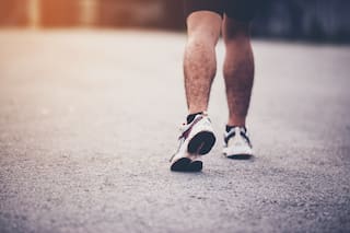 Usar los mismos zapatos a diario traería problemas de salud en la espalda