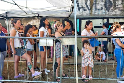 Filas para obtener la tarjeta en Rafael Calzada