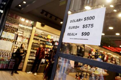 Esta semana, el dólar llegó a los $500 en algunos puntos del país y el Gobierno tuvo que intervenir