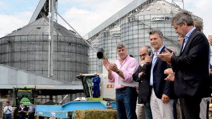 Esta semana, en Curuzú Cuatiá, Macri (centro) volvió a insistir en la necesidad de agregar valor a la producción