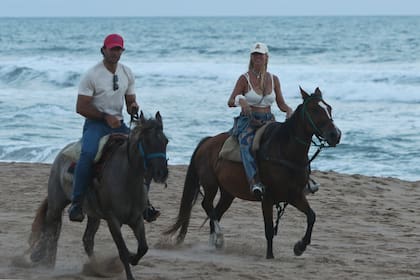 Esta semana, la modelo mostró su destreza como jinete junto a su esposo, el piloto Manuel Urcera