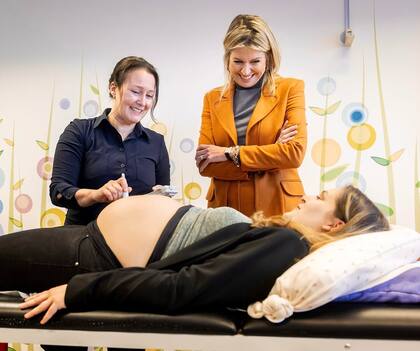 Esta semana, la reina Máxima se lució con un traje anaranjado de Claes Iversen (Foto: Instagram @koninklijkhuis)