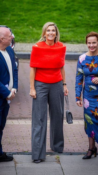 Esta semana la reina Máxima visitó el Colegio de Haarlem y se lució con un suéter rojo que causó furor (Foto: Instagram @patrickvkatwijk)