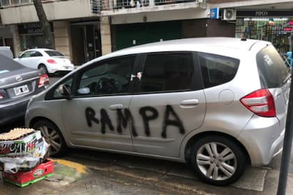 Esta semana también se vivió una situación similar en una rampa de Belgrano, donde le dejaron un mensaje escrito con aerosol