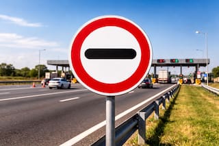 Qué indica esta señal de tránsito con una franja negra horizontal y por qué es tan relevante