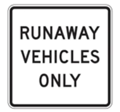 Esta señal marca el acceso a una rampa de escape para camiones con fallas en los frenos