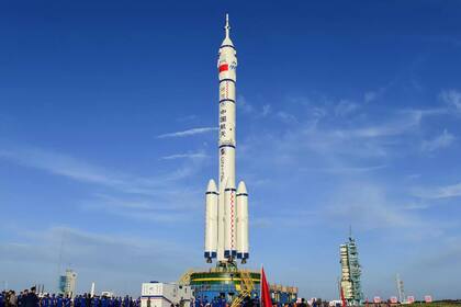 Esta será la primera misión tripulada durante la construcción de la estación espacial de China, y la tripulación permanecerá en órbita durante tres meses