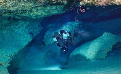 Esta serie de imágenes documenta las secciones interiores más estrechas de la cueva, donde la visibilidad puede desaparecer rápidamente debido a la alteración de los sedimentos coralinos y la navegación se vuelve más compleja