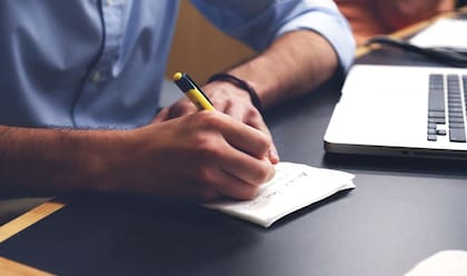 Esta simple acción nos permite ordenar nuestras ideas y ejercitar la memoria