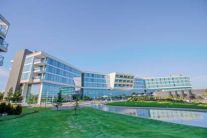 Está situado dentro de un gran campo de golf, apenas cruzás la entrada ya el verde y el sonido de los pájaros te invitan a bajar los decibeles