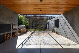 Esta suerte de quincho se ubica en el lateral de la cocina, junto a un garage.
