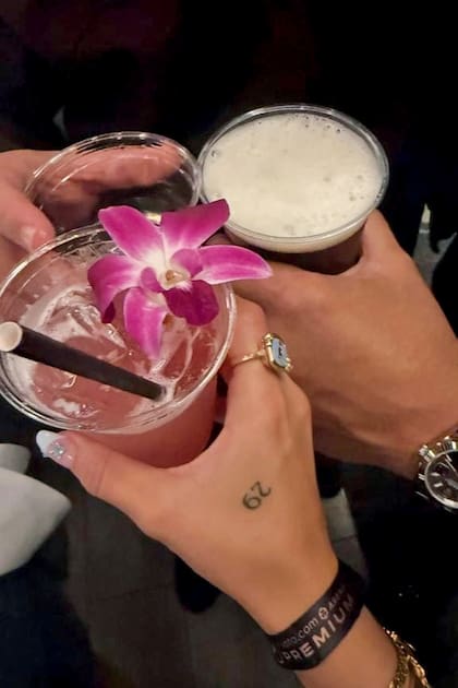 Esta sugestiva foto recientemente publicada en la cuenta de Berlingeri reavivó los rumores de un posible regreso: la diseñadora –con la pulsera en el acceso al sector VIP– habría estado junto con Bad Bunny en los últimos Grammy