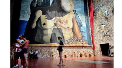 Esta tarde el cuerpo de Salvador Dali será exhumado y se obtendrá una muestra de su ADN para compararlo con el de Pilar Abel Marinez supuesta hija del pintor. El cuerpo se encuentra embalsamado en el teatro Museo de Dali ubicado en la ciudad de Figueras, Girona.