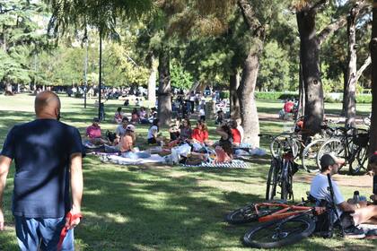 Esta tarde mucha gente aprovechó a disfrutar el Parque Saavedra, reunida en burbujas