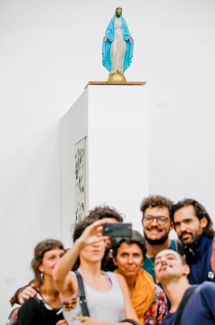 Esta tarde, mudaron la pieza a un nuevo espacio en el interior de la sala, sobre una tarima